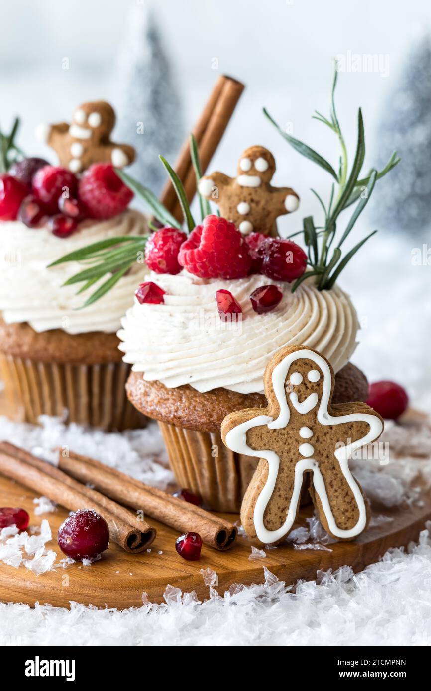 Deliziosi cupcake al pan di zenzero decorati con condimenti festivi. Foto Stock