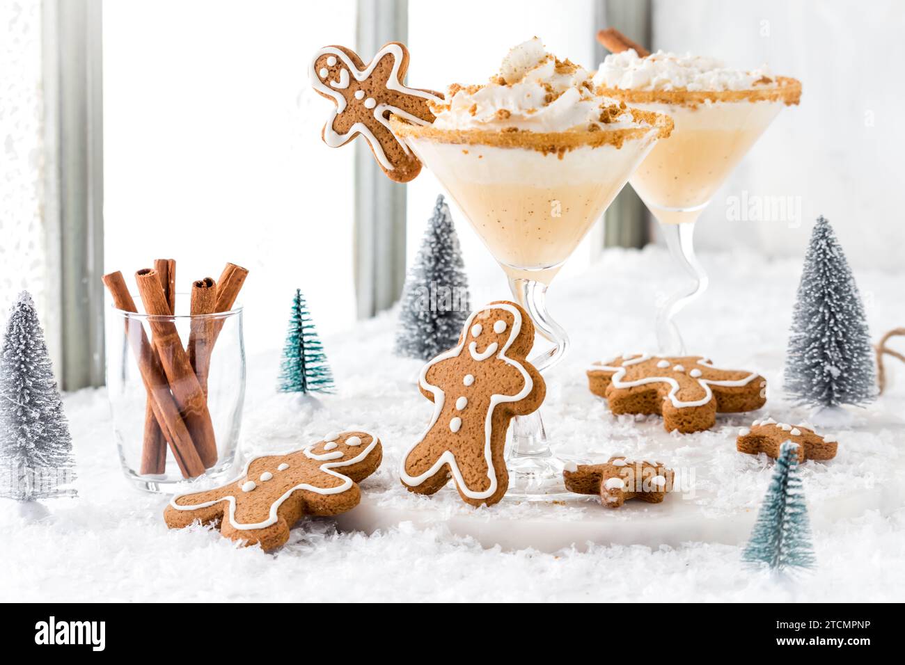 Rinfrescanti martini di pan di zenzero con panna montata e biscotti grattati. Foto Stock