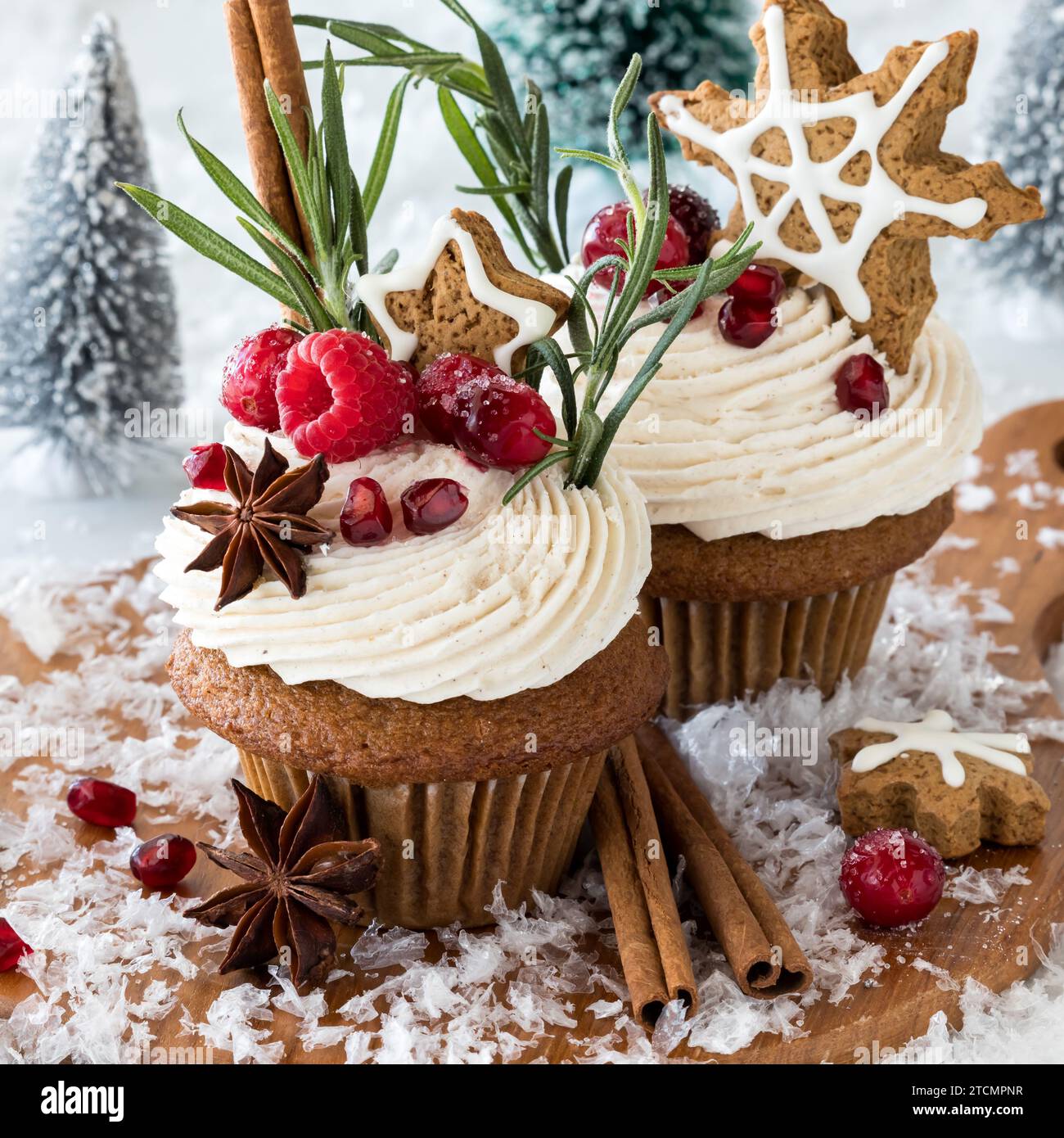 Deliziosi cupcake al pan di zenzero con condimenti festivi. Foto Stock