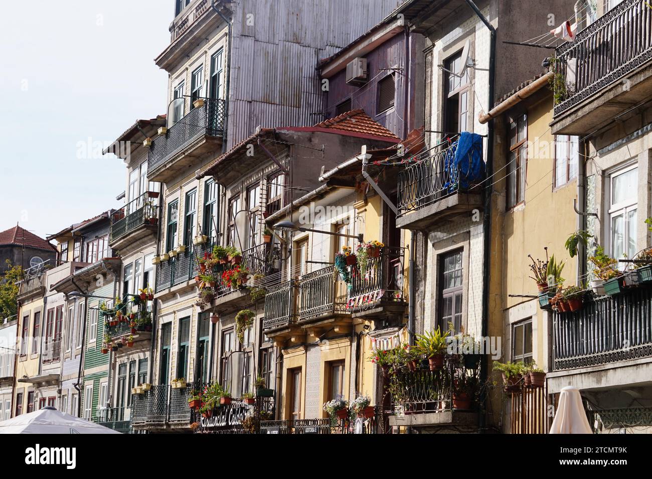 Edifici colorati e balconi a porto, portugsl Foto Stock