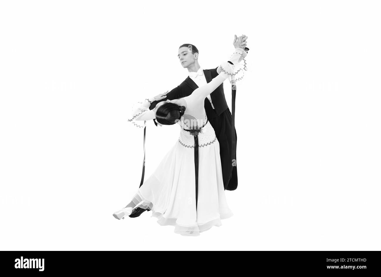 sala da ballo, coreografia di coppia, danza isolata sul bianco. sala da ballo, coreografia di coppia in studio. sala da ballo, coreografia di coppia con danza sullo sfondo. Foto Stock