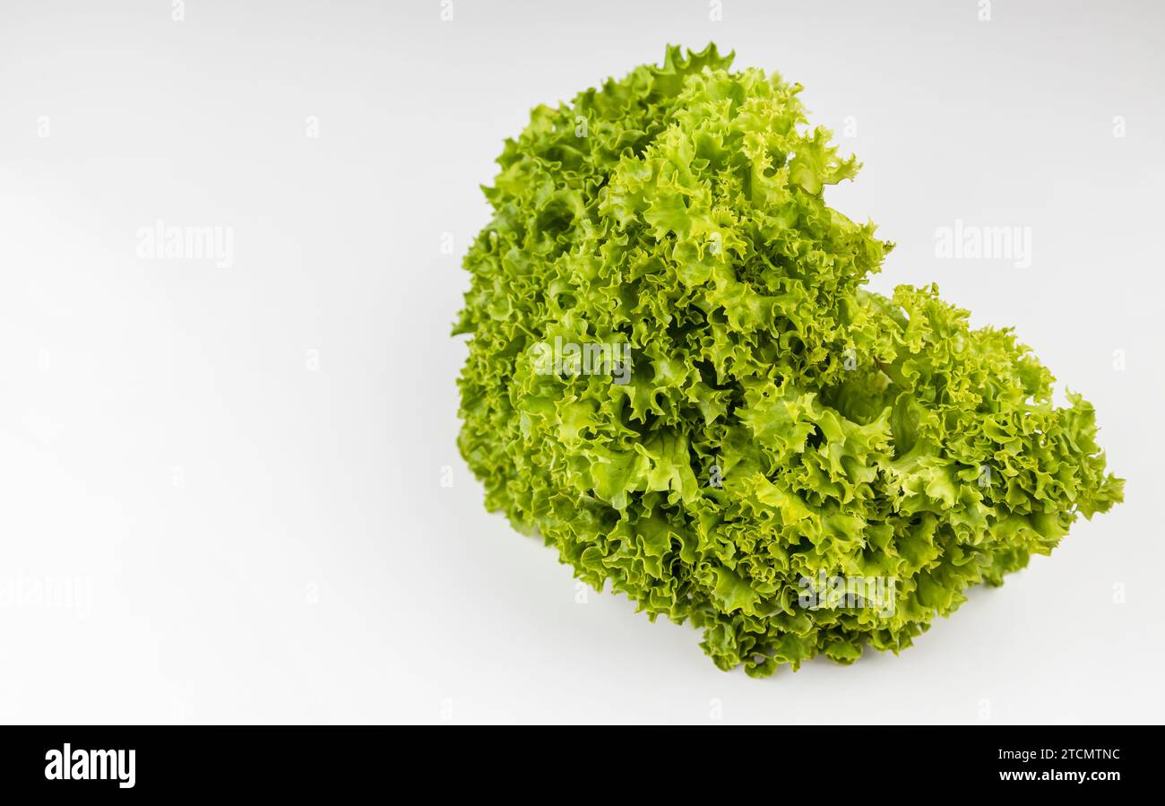 Un mucchio di insalata verde su un tavolo bianco. Foto Stock