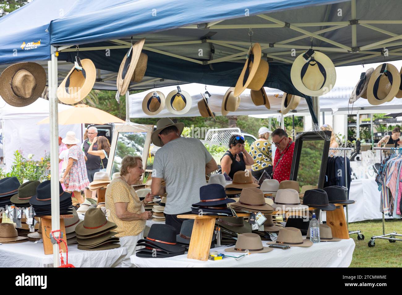 Palm Beach Sydney Market si trova nei mercati del fine settimana, vendendo cappelli per uomo e donna, New South Wales, Australia Foto Stock