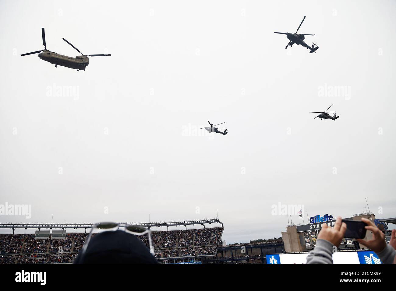 L'Army-Navy Game è molto più di una semplice partita di calcio, ma riguarda l'esperienza. La 124a partita annuale ha offerto molta competizione di rivalità, spirito e sfarzo il 8-9 dicembre con i Patriot Games, Army-Navy Football Classic Gala, ESPN College Game Day e varie altre attività al Gillette Stadium, tra cui il salto dei Cavalieri d'oro dell'esercito e i salti della Marina e il volo dei jet della Marina e degli aerei rotanti dell'esercito. Foto Stock