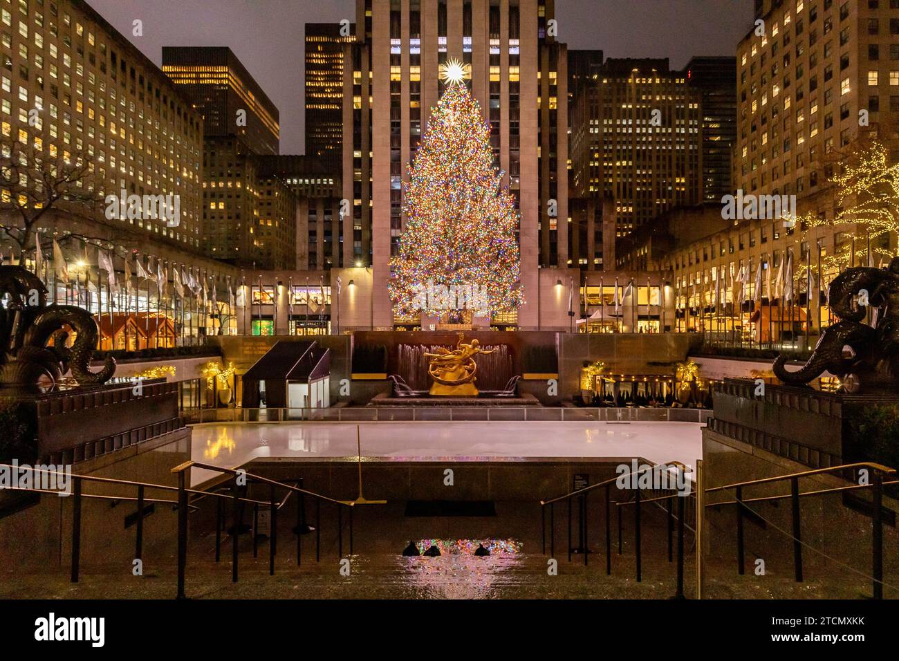Rockefeller Center durante il periodo natalizio con l'albero illuminato e nessuno sulla pista di pattinaggio su ghiaccio. Foto Stock