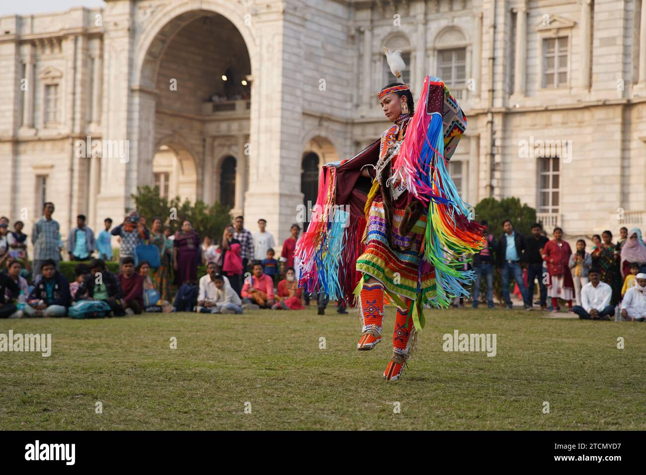 Un'affascinante esibizione del rinomato ballerino Chokash possiede diversi cavalli Robinson ha affascinato il pubblico durante un recente evento culturale. Robinson, un membro illustre sia della Red Road Dancers che della Native Pride Productions, ha mostrato la loro padronanza della Ladies Fancy Shawl Dance, lasciando gli spettatori affascinati dalla loro vibrante abilità artistica e dalla loro grazia atletica. L'intricata coreografia della Ladies Fancy Shawl Dance, abbinata alla sapiente manipolazione degli scialli che scorrono, ha creato uno spettacolo visivo incantevole. Il pubblico è stato testimone di una dimostrazione di abilità creativa e di phy Foto Stock