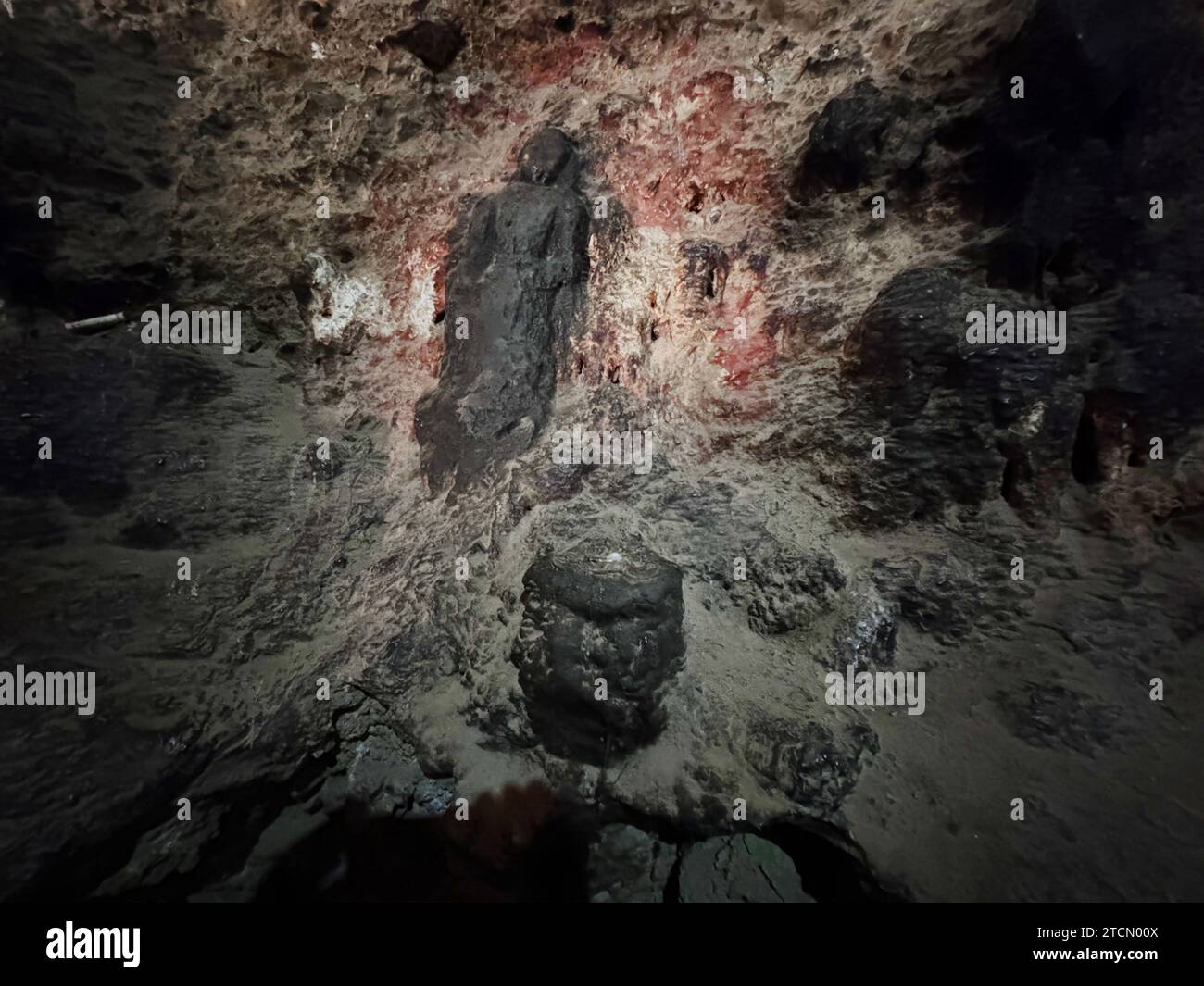 La grotta di Chungsi, nota anche come grotta di Rangchung, è un luogo di pellegrinaggio buddista dove Padmasambhava meditò nell'VIII secolo - Distretto di Mustang, Nepal Foto Stock