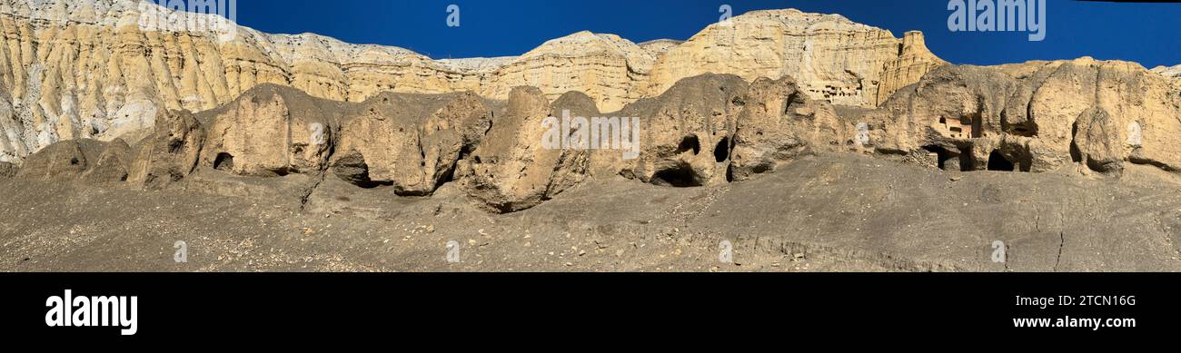 Antiche grotte umane sopra il villaggio di Sam Dzong, situate vicino al confine con il Tibet, nell'alto distretto di Mustang, Nepal Foto Stock