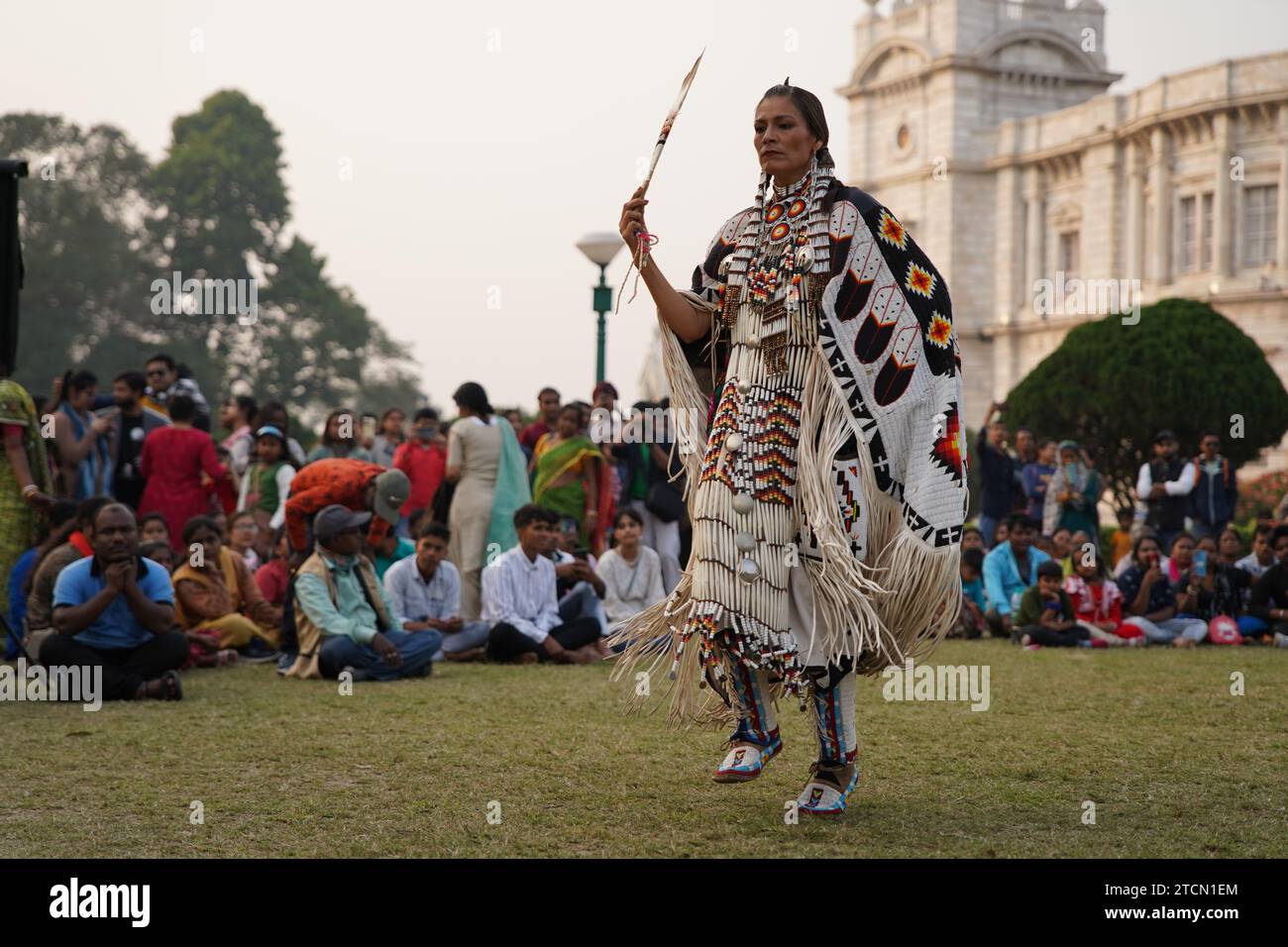 13 dicembre 2023, Calcutta, Bengala Occidentale, India: Un'affascinante esibizione del rinomato ballerino Chokash possiede diversi cavalli Robinson ha affascinato il pubblico durante un recente evento culturale. Robinson, un membro illustre sia della Red Road Dancers che della Native Pride Productions, ha mostrato la loro padronanza della Ladies Fancy Shawl Dance, lasciando gli spettatori affascinati dalla loro vibrante abilità artistica e dalla loro grazia atletica. L'intricata coreografia della Ladies Fancy Shawl Dance, abbinata alla sapiente manipolazione degli scialli che scorrono, ha creato uno spettacolo visivo incantevole. Il pubblico ha witnesse Foto Stock