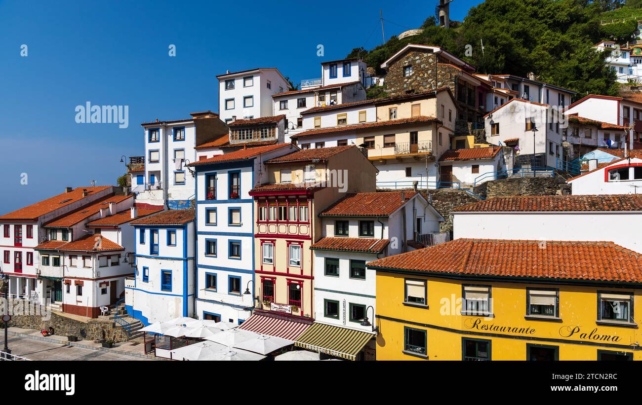 Case tradizionali colorate con tetti di tegole rosse nella parte centrale di una piccola cittadina di pescatori. Giornata di sole. Cudillero, Asturie, Spagna. Foto Stock