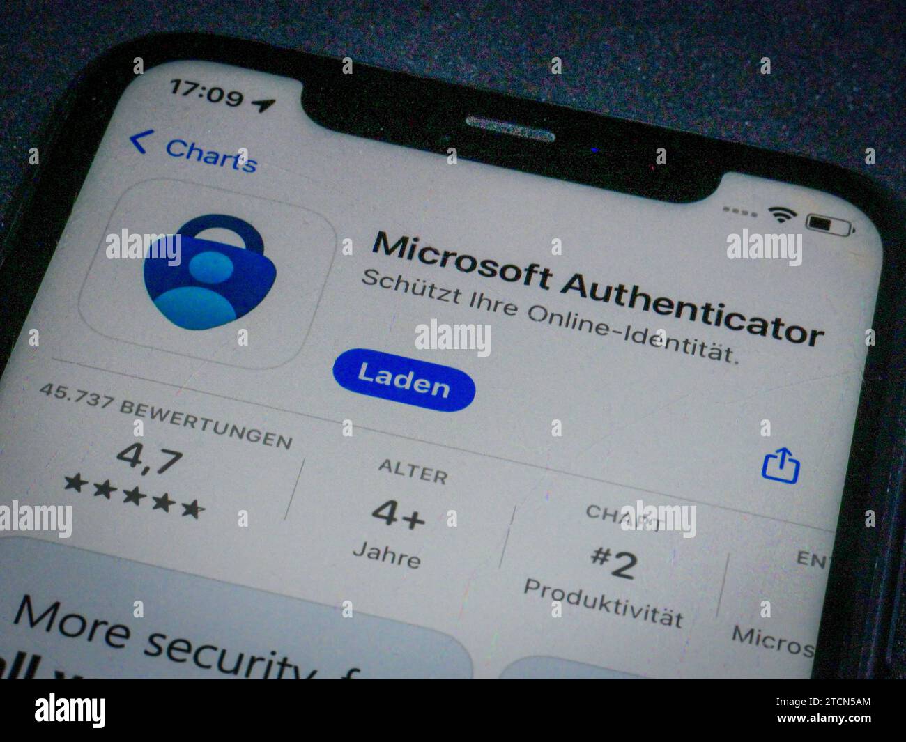 App Store - Apple - Apple App Store auf einem iPhone. App grafici Gratis. Microsoft Authenticator // 13.12.2023 *** App Store Apple App Store su iPhone Apps Charts Microsoft Authenticator 13 12 2023 gratuito Foto Stock