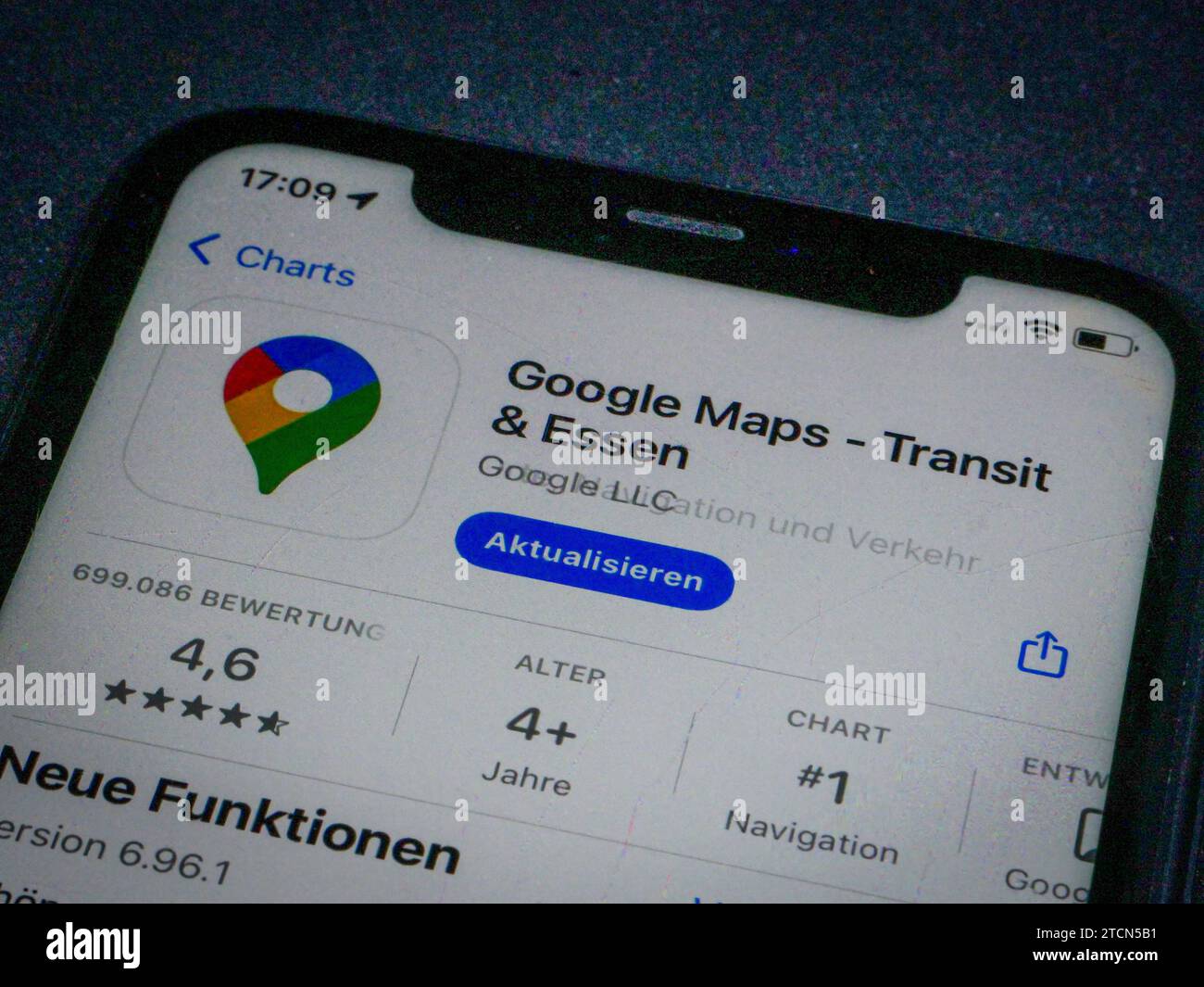 App Store - Apple - Apple App Store auf einem iPhone. App grafici Gratis. Google Maps - transito ed Essen // 13.12.2023 *** App Store Apple Apple App Store su un iPhone Apps grafici Google Maps Transit Essen 13 12 2023 Foto Stock