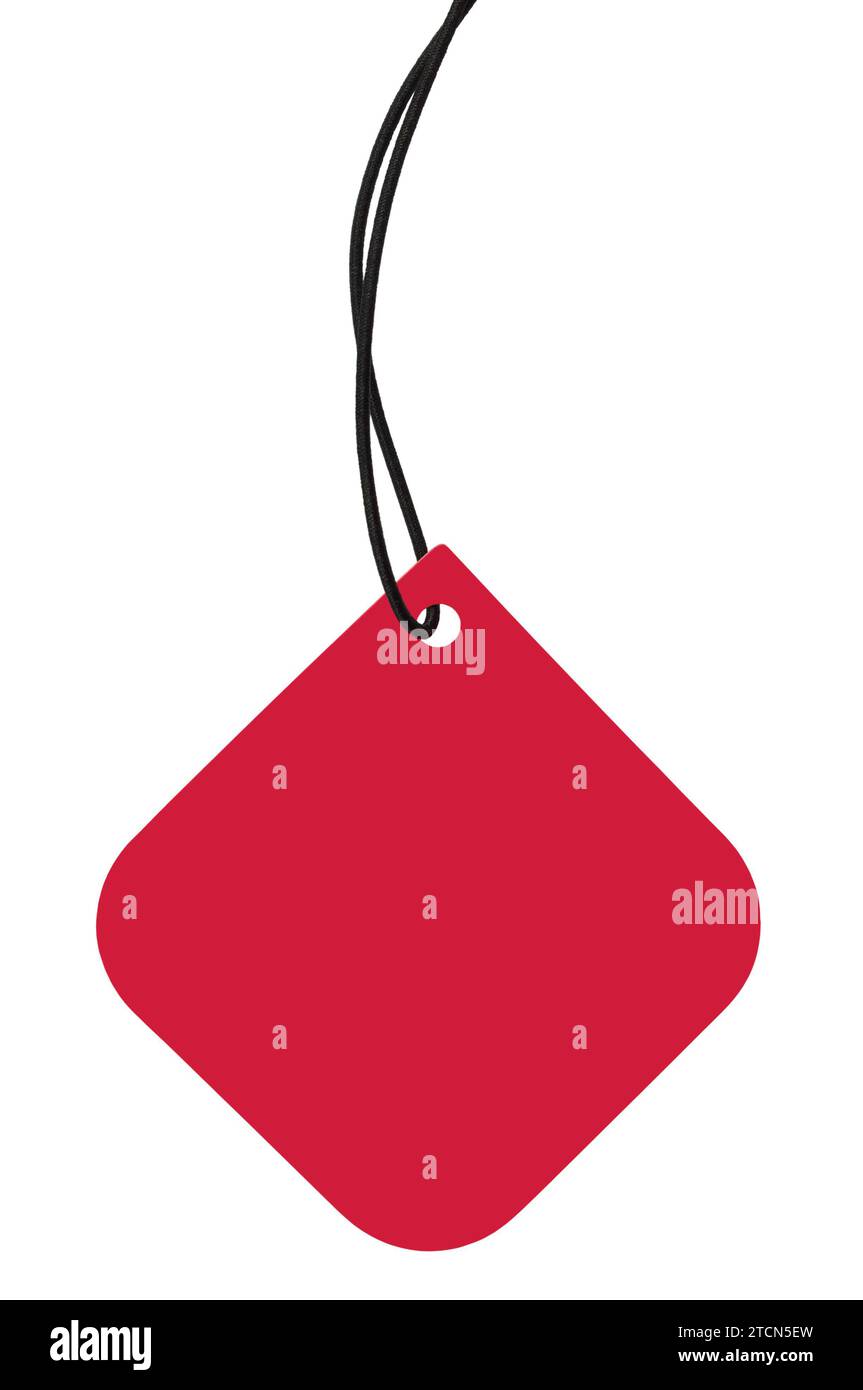 Etichetta di vendita in cartone rosso vuota e stringa nera, sfondo etichetta prezzo quadrata vuota, spazio di copia distintivo appeso dettagliato isolato verticale primo piano macro Foto Stock
