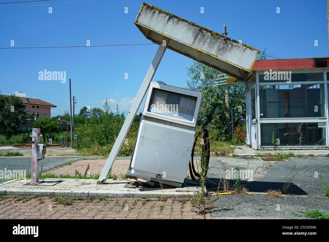 Casale / Italia - 22 luglio 2023: Una stazione di servizio abbandonata come simbolo della transizione energetica dai combustibili fossili Foto Stock