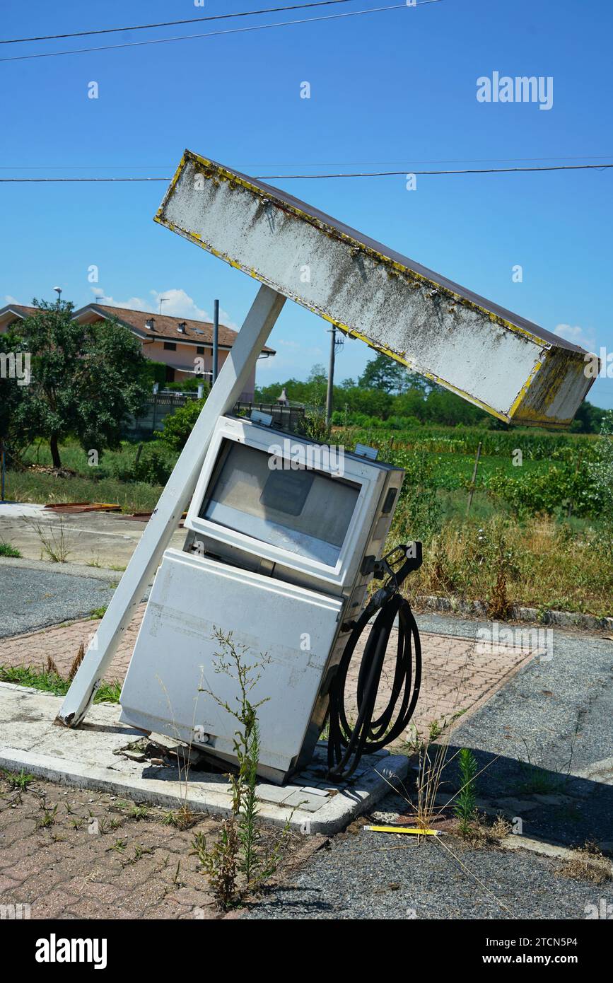 Casale / Italia - 22 luglio 2023: Una stazione di servizio abbandonata come simbolo della transizione energetica dai combustibili fossili Foto Stock
