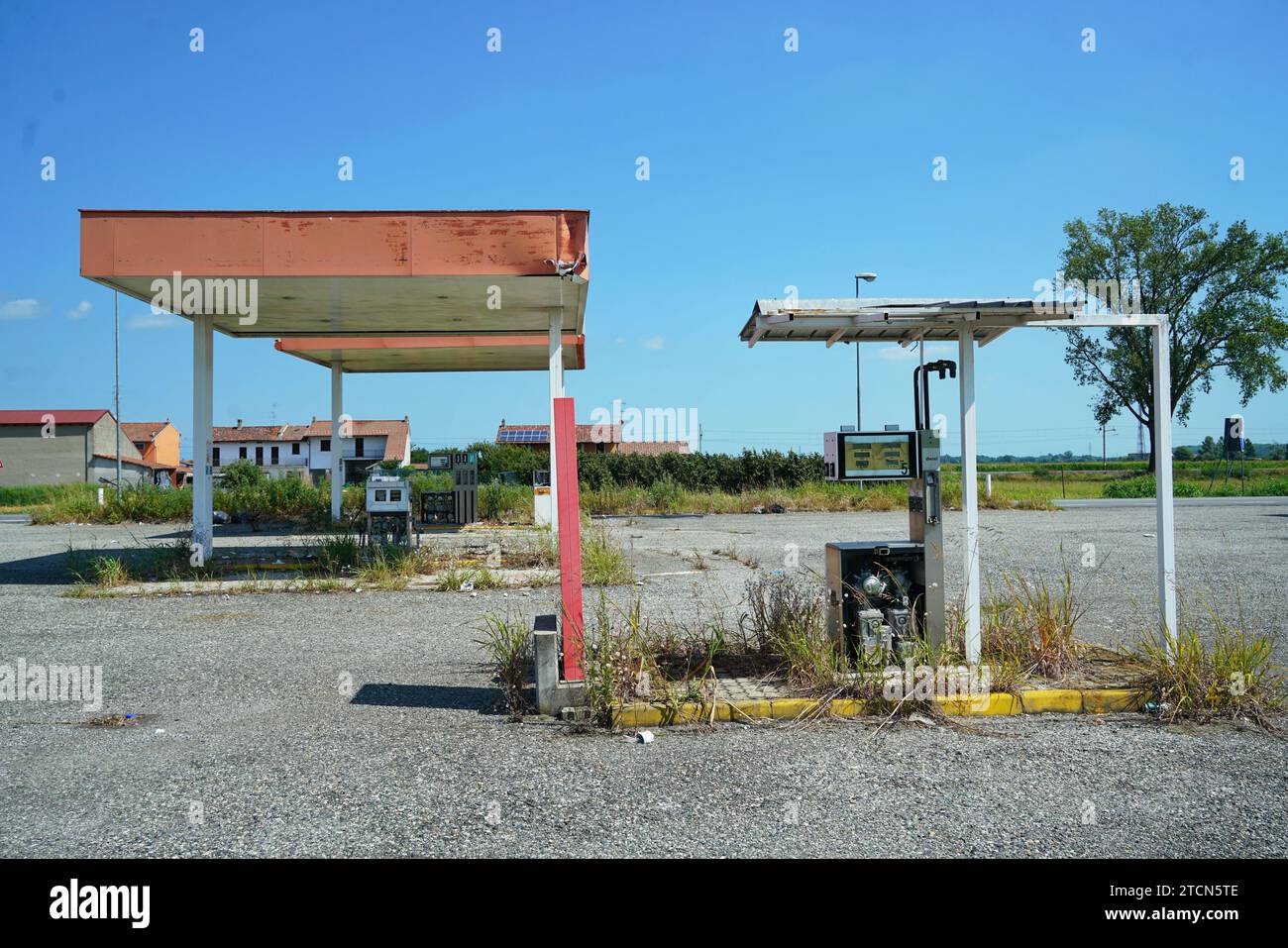 Casale / Italia - 22 luglio 2023: Una stazione di servizio abbandonata come simbolo della transizione energetica dai combustibili fossili Foto Stock