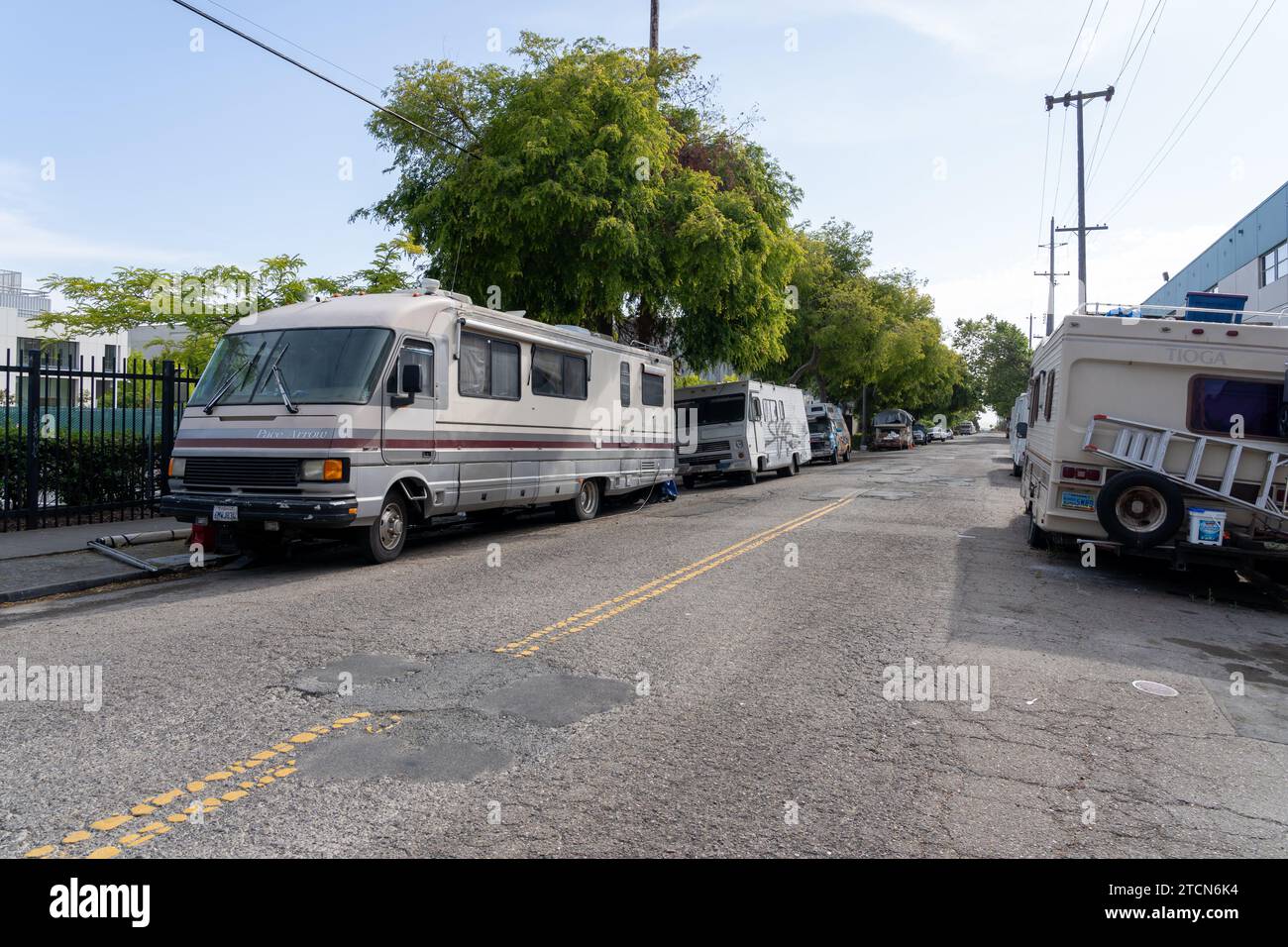 Le camper per per senzatetto sono parcheggiate lungo una strada a Berkeley, California, Stati Uniti Foto Stock
