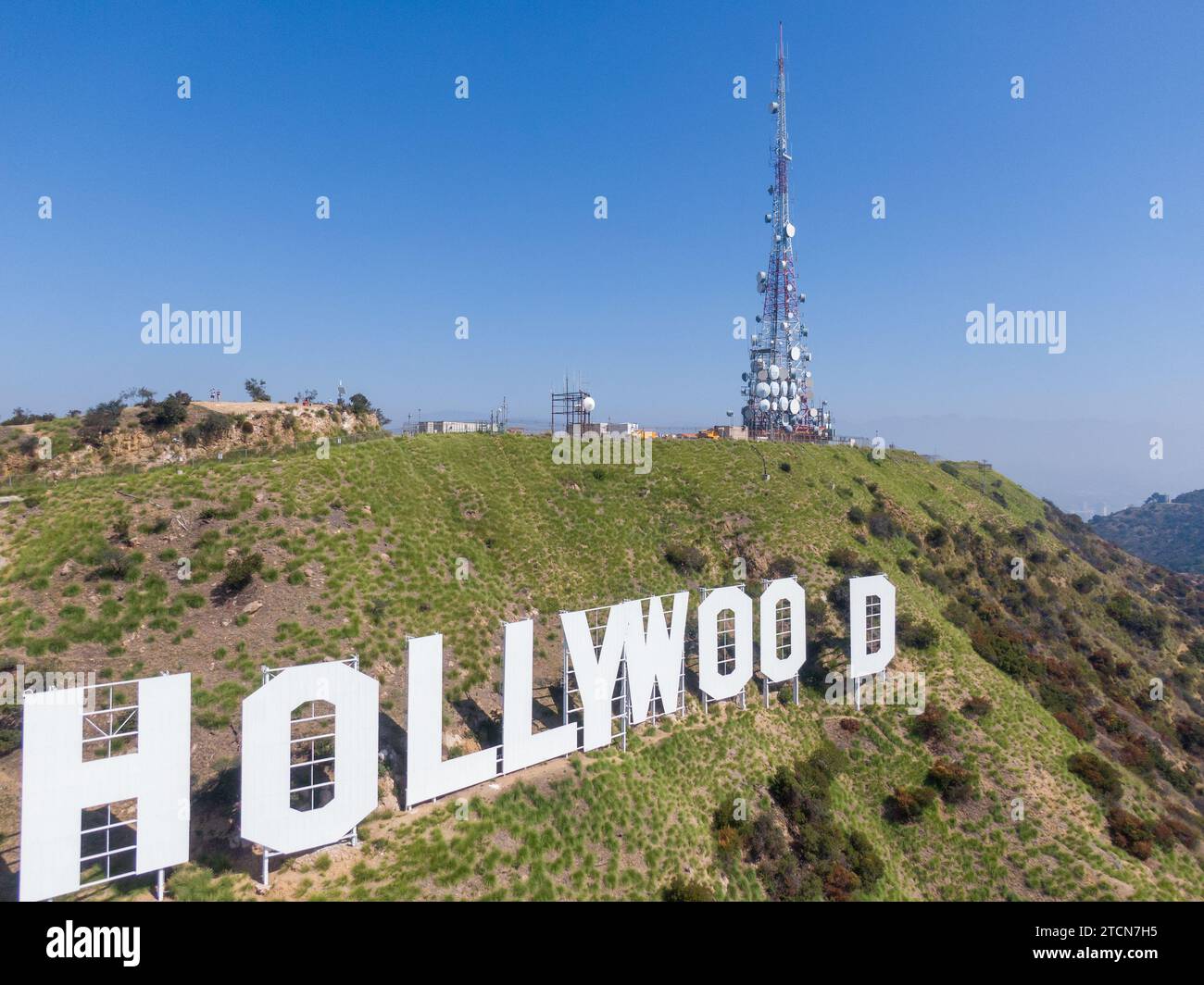 Mostra le immagini dei droni dell'insegna di Hollywood e dell'area circostante in un pomeriggio soleggiato e fangoso. Foto Stock