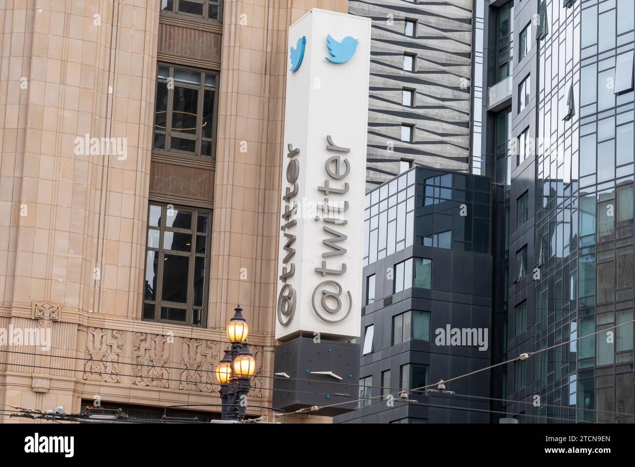 Logo Twitter presso la sua sede centrale a San Francisco, CA, USA Foto Stock