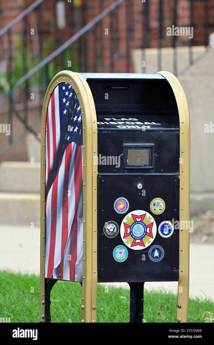 Woodstock, Illinois, USA. Un'ex cassetta postale del servizio postale degli Stati Uniti convertita come deposito speciale per ritirare le bandiere americane. Foto Stock