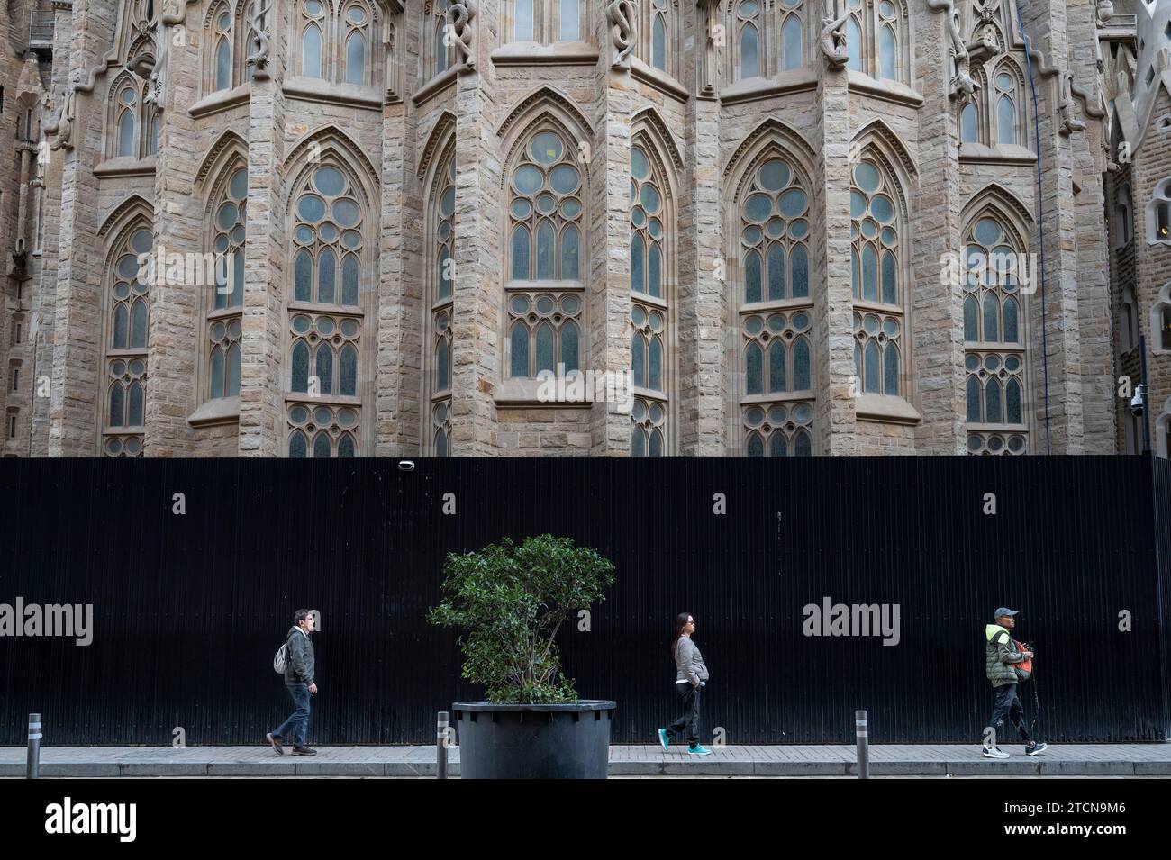 Barcellona, Spagna. 11 dicembre 2023. La gente passeggia davanti alla Sagrada Familia, la più grande chiesa cattolica incompiuta del mondo, che è stata in costruzione per 144 anni, e fa parte di un sito patrimonio dell'umanità dell'UNESCO. Si stima che il suo completamento sia nel 2026. (Foto di Xavi Lopez/SOPA Images/Sipa USA) credito: SIPA USA/Alamy Live News Foto Stock