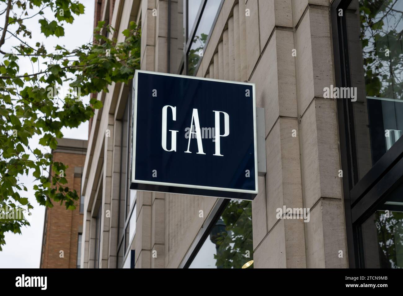 He Gap è appeso all'edificio della sede centrale di San Francisco, California, USA Foto Stock