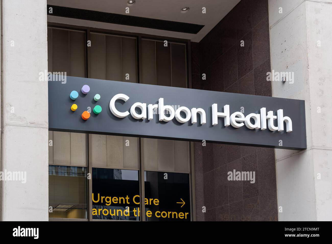 Cartello Carbon Health sull'edificio del Carbon Health Urgent Care SF Civic Center di San Francisco, CA, USA Foto Stock