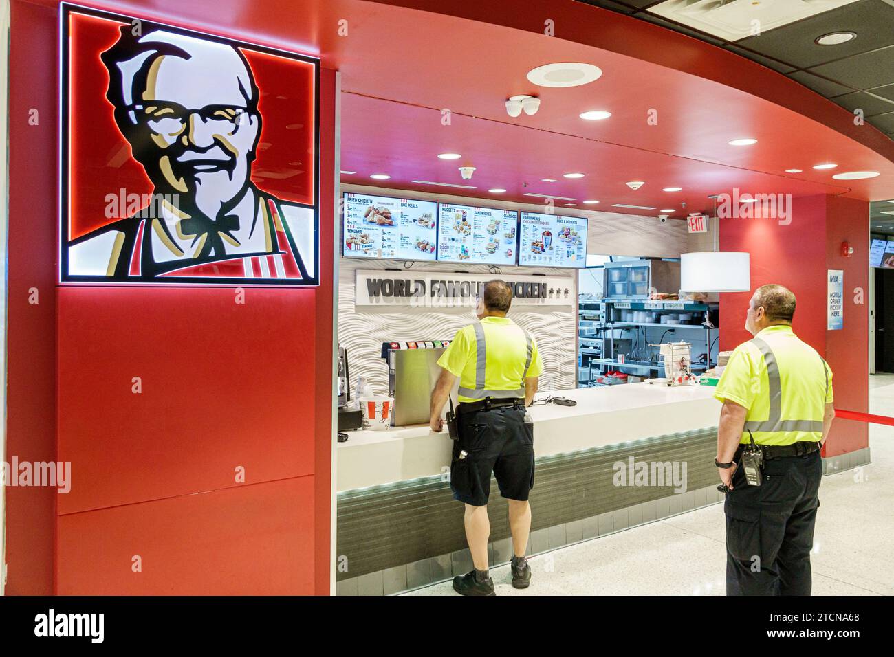 Miami, Florida, Miami International Airport mia, interni interni interni, atrio terminale, fast food KFC Kentucky Fried Chicken, uomo uomo uomo, adulto, resid Foto Stock