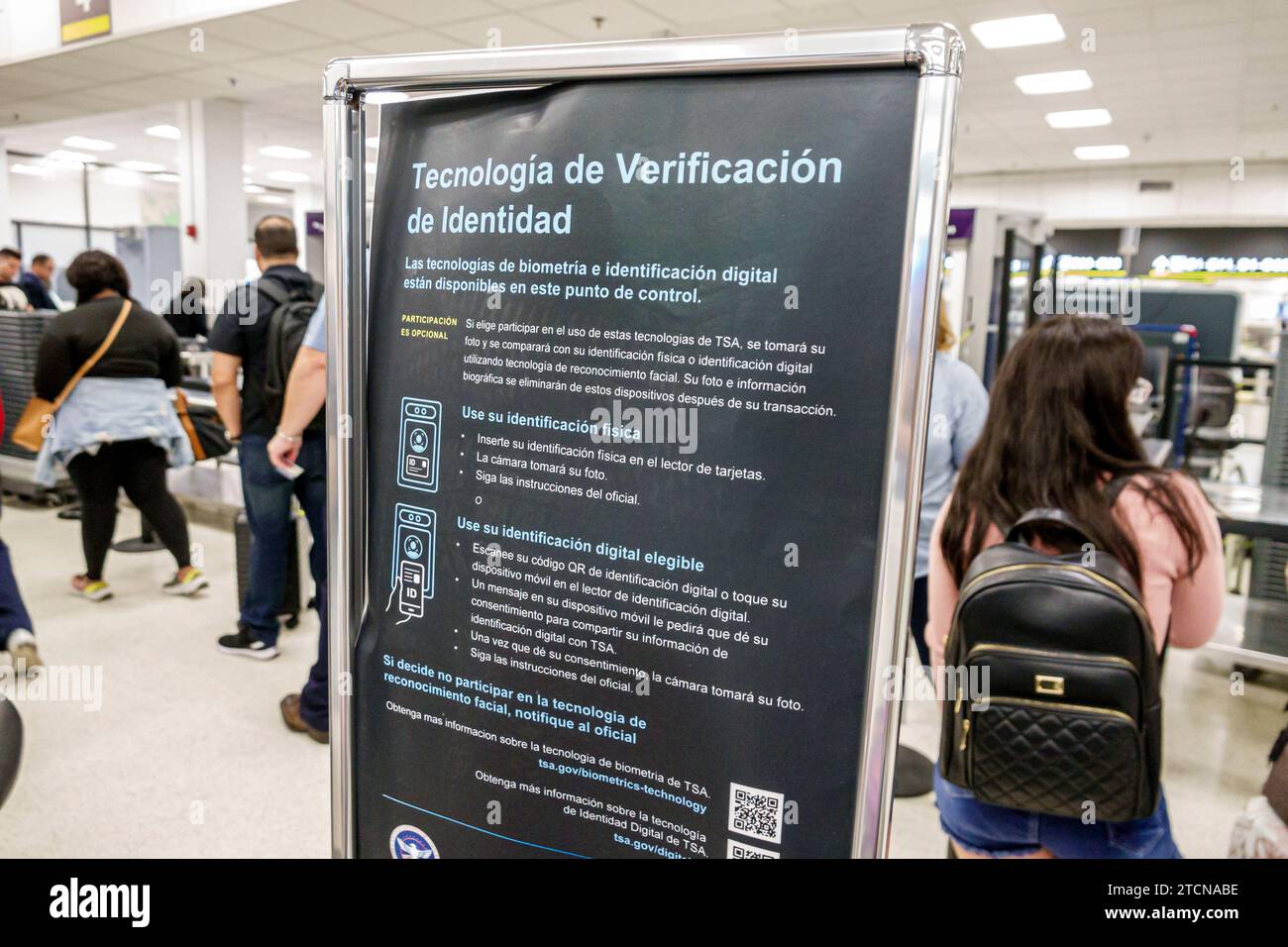 Miami, Florida, Miami International Airport mia, interni interni interni, terminal, controlli di sicurezza, verifica dell'identità in lingua spagnola tec Foto Stock