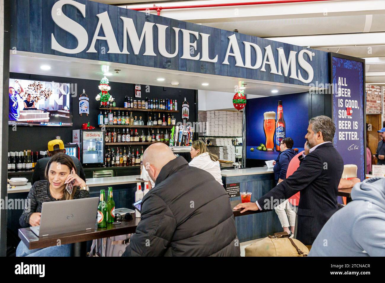 Miami, Florida, Miami International Airport mia, interni interni interni, terminal, gate, viaggiatori viaggiatori, Samuel Adams pub ba Foto Stock