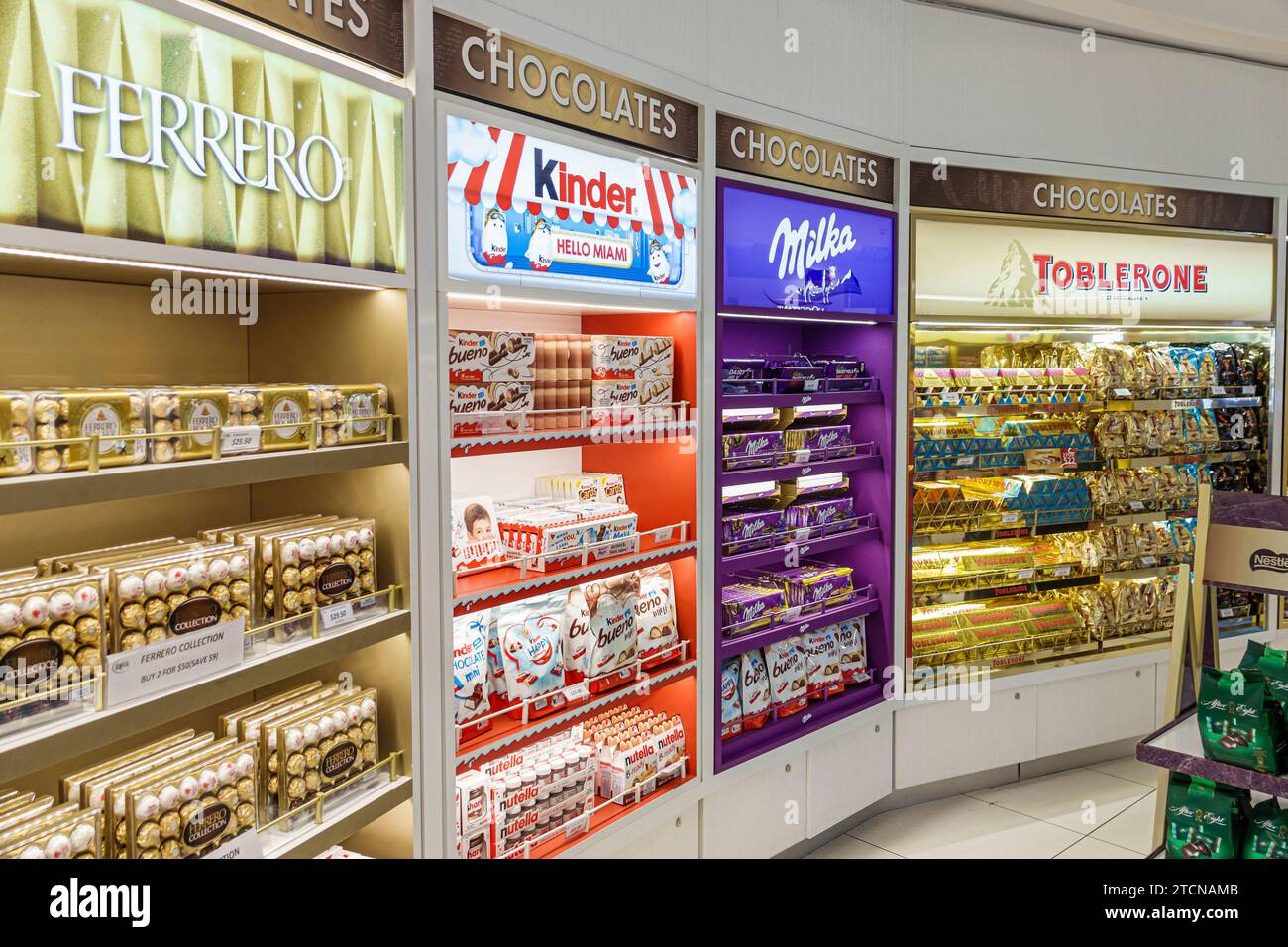 Miami, Florida, Miami International Airport mia, interni interni interni, terminal, gate, duty free, cioccolatini Ferrero Kinder Milka Toblerone Foto Stock