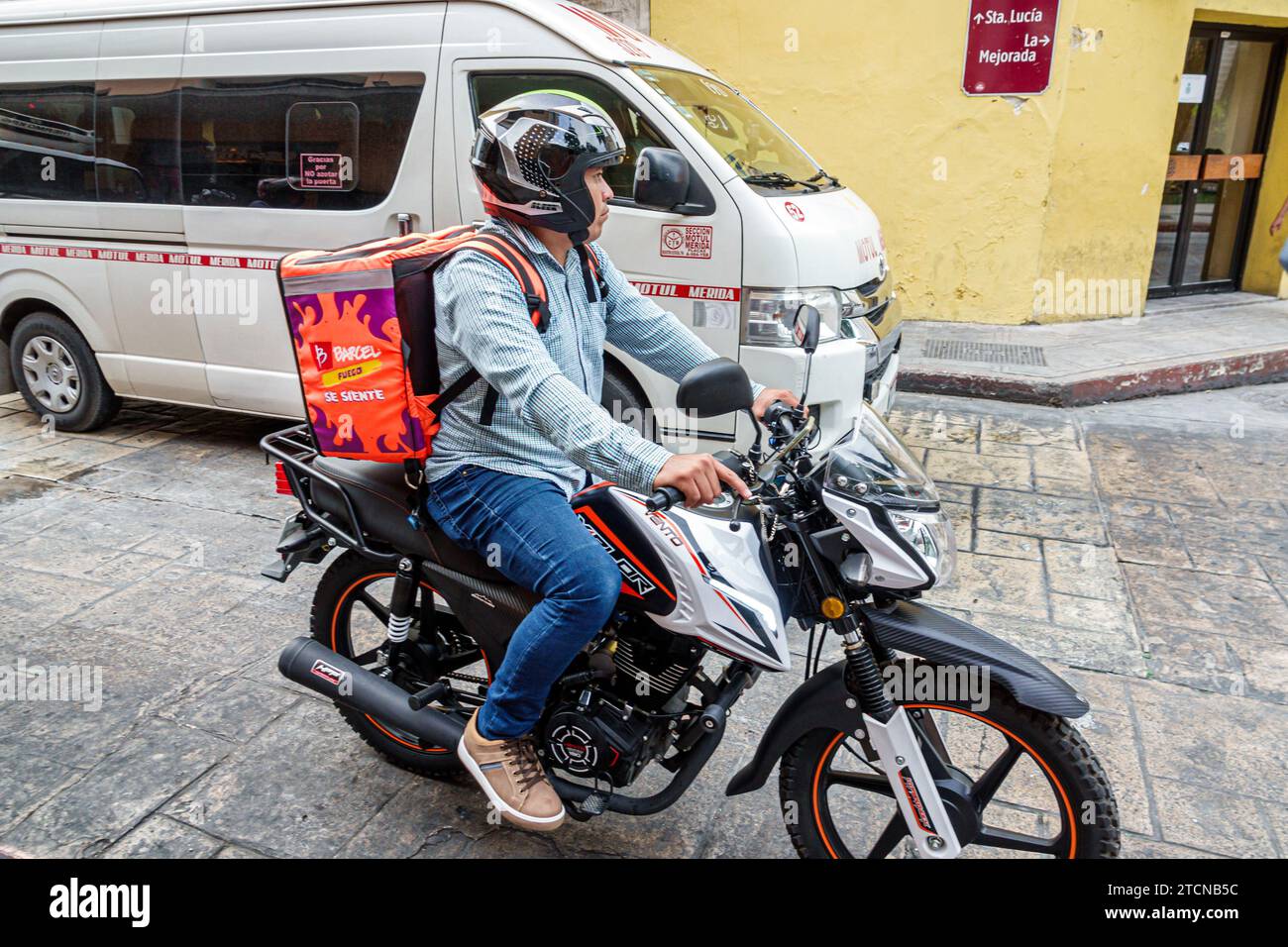 Merida Mexico, centro historico, centro storico, servizio di consegna corriere motociclistico, autista Barcel, uomo uomo uomo maschio, adulto, residente, residenti, residenti, Foto Stock