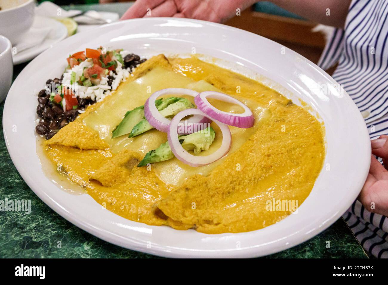 Merida Mexico, centro storico, Bisquets Obregon, interni interni interni, anelli di cipolla di fagioli fritti enchilada, cena al ristorante Foto Stock