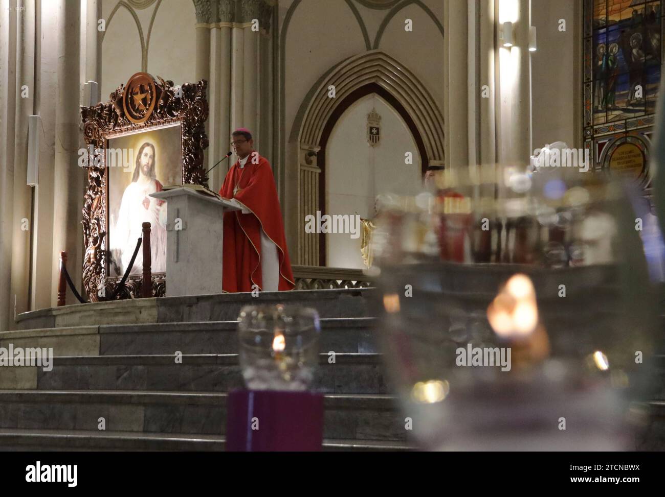 GYE-MISA MENORES ASESINADOS Guayaquil, miÃ rcoles 13 de diciembre 2023 EN la iglesia la Catedral de Guayaquil se realizo un misa para orar por los ninos asesinados la noche de lunes en el Guasmo Sur. Fotos: CÃ sar Munoz/API Guayaquil Guayas Ecuador CLJ-GYE-MISAMENORESASESINADOS-69546c64ad18ffb6363480f75a077619 *** GYE MASS KILLED CHILDREN KILLED Guayaquil, mercoledì 13 dicembre, 2023 nella chiesa cattedrale di Guayaquil si tenne una messa per pregare per i bambini uccisi lunedì sera a Guasmo Sur foto CÃ sar Munoz API Guayaquil Guayas Ecuador CLJ GYE i BAMBINI PERSI UCCISI 69546c64ad18ffb63 Foto Stock