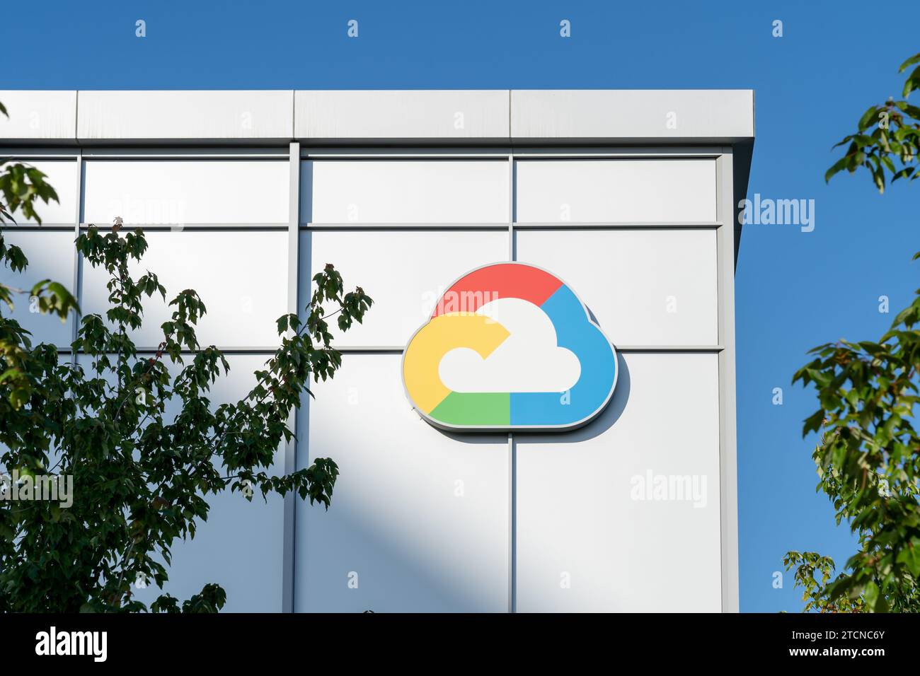 Primo piano del logo Google Cloud sull'edificio di Sunnyvale, California, USA - 8 giugno 2023. Foto Stock