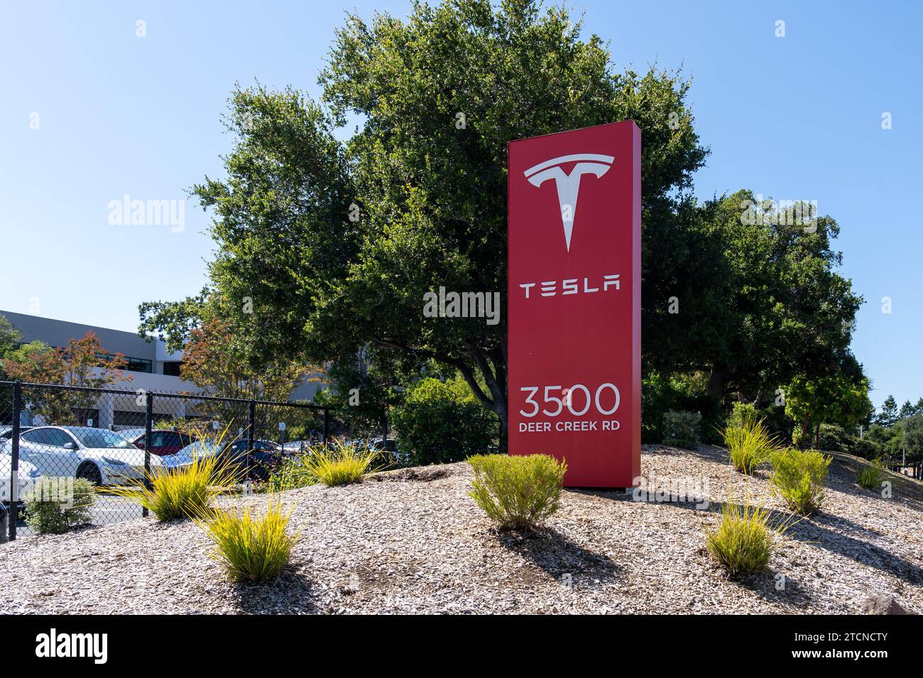 L'insegna Tesla Ground è visibile presso l'ufficio al 3500 di Deer Creek RD a Palo alto, California, Stati Uniti Foto Stock