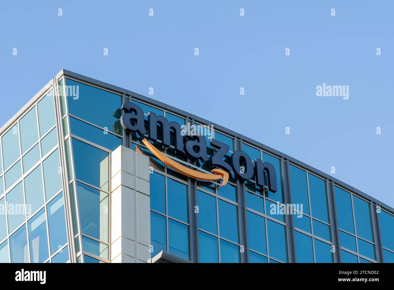 Primo piano del logo Amazon sull'edificio presso la sua sede a Sunnyvale, California, Stati Uniti Foto Stock