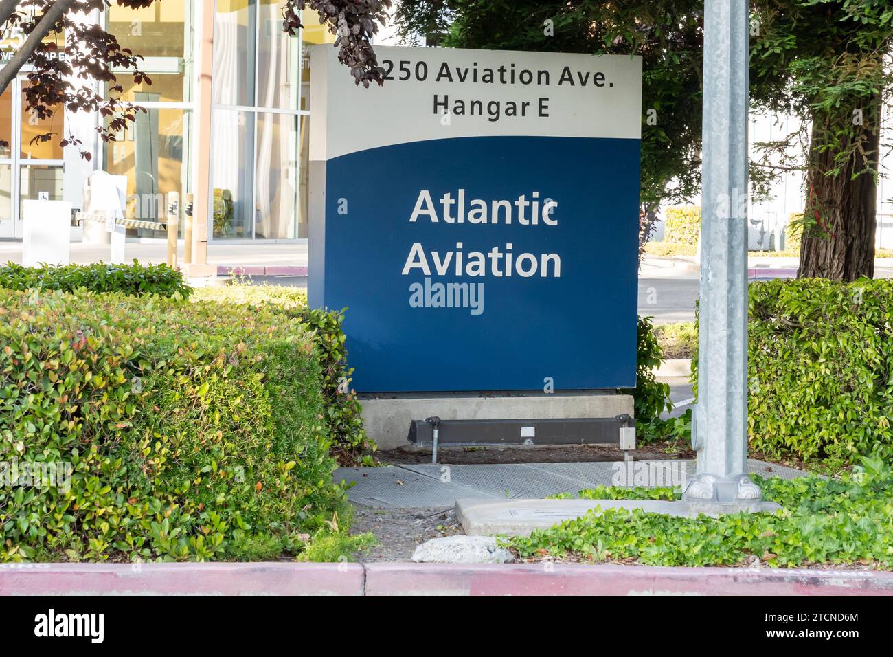 La Atlantic Aviation firma presso il suo ufficio su Aviation Ave nell'aeroporto internazionale di San Jose Mineta a San Jose, California, Stati Uniti Foto Stock
