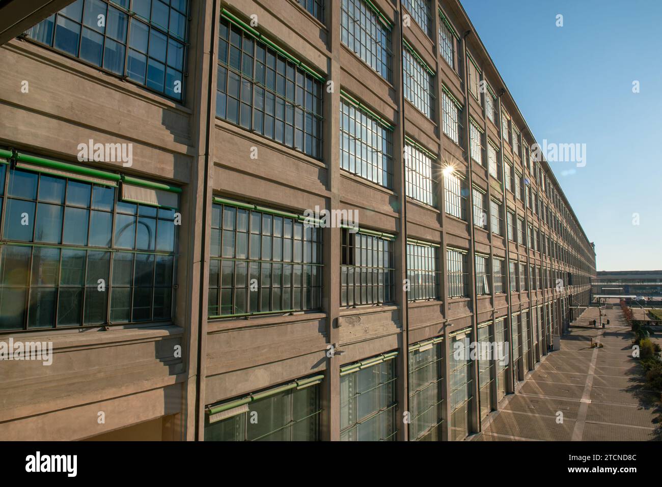 Architettura post-industriale, edificio storico della fabbrica automobilistica italiana di Torino, Fiat, chiamata Lingotto, riqualificata con Renzo piano. facciata. Foto Stock