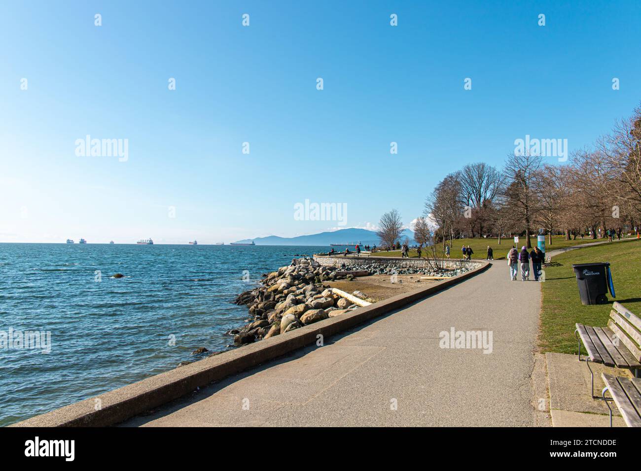 Vancouver, CANADA - 21 marzo 2023: Via pedonale vicino a English Bay e Second Beach in una giornata di sole. Foto Stock