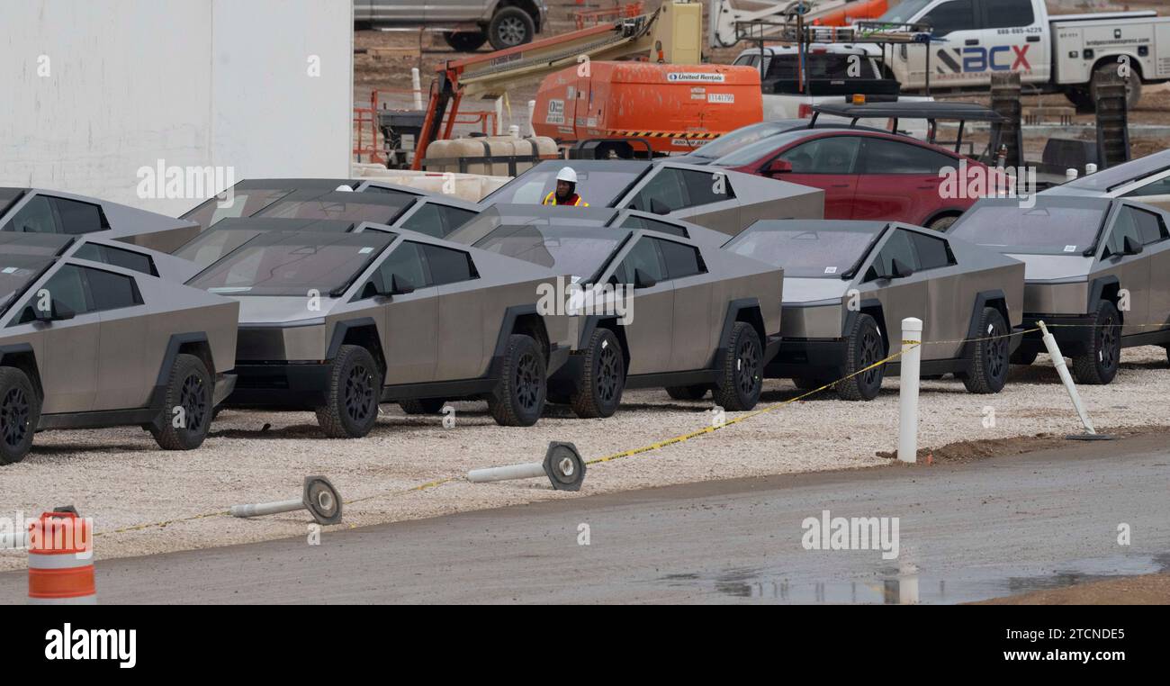 Austin, Texas, Stati Uniti. 13 dicembre 2023. I nuovi Tesla Cybertruck sono parcheggiati fuori dall'enorme fabbrica Tesla nel sud-est di Austin mentre i lavoratori effettuano controlli sulle attrezzature e li allontanano il 13 dicembre 2023, due settimane dopo aver consegnato i primi modelli agli acquirenti VIP in una cerimonia privata. È in corso una massiccia espansione presso lo stabilimento Tesla in Texas, con la costruzione di diversi nuovi edifici. (Immagine di credito: © Bob Daemmrich/ZUMA Press Wire) SOLO USO EDITORIALE! Non per USO commerciale! Foto Stock