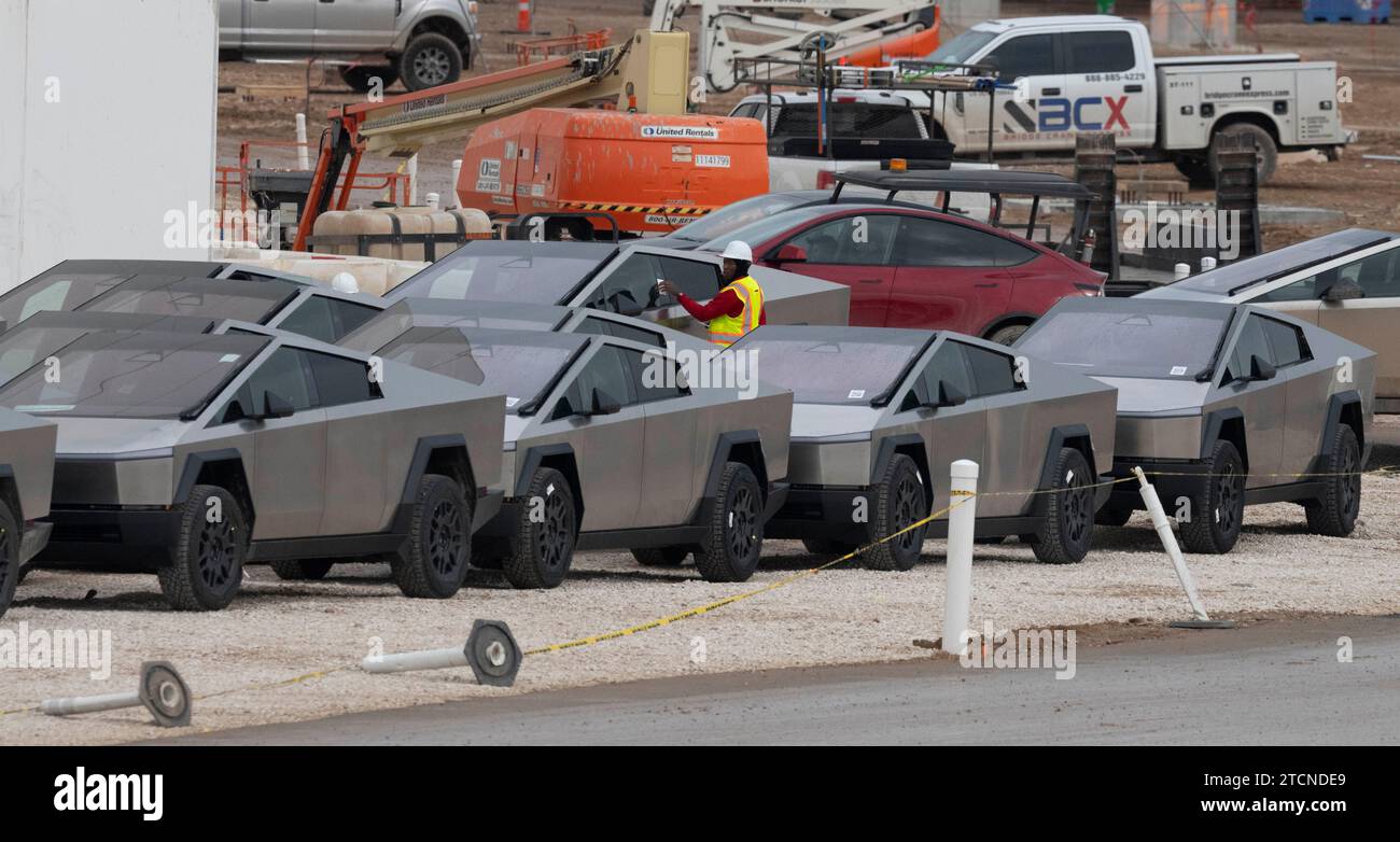 Austin, Texas, Stati Uniti. 13 dicembre 2023. I nuovi Tesla Cybertruck sono parcheggiati fuori dall'enorme fabbrica Tesla nel sud-est di Austin mentre i lavoratori effettuano controlli sulle attrezzature e li allontanano il 13 dicembre 2023, due settimane dopo aver consegnato i primi modelli agli acquirenti VIP in una cerimonia privata. È in corso una massiccia espansione presso lo stabilimento Tesla in Texas, con la costruzione di diversi nuovi edifici. (Immagine di credito: © Bob Daemmrich/ZUMA Press Wire) SOLO USO EDITORIALE! Non per USO commerciale! Foto Stock