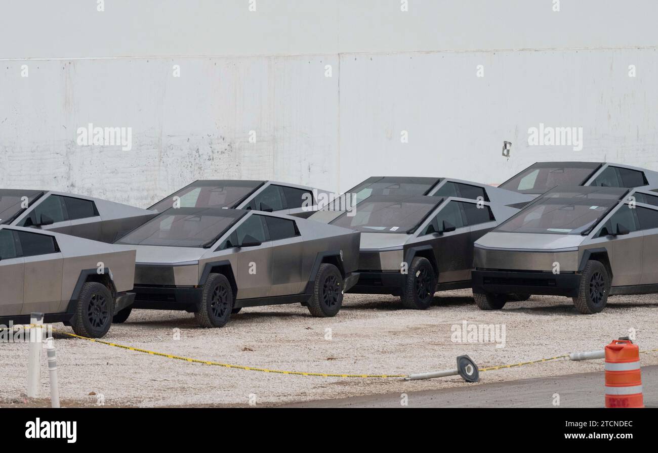 Austin, Texas, Stati Uniti. 13 dicembre 2023. I nuovi Tesla Cybertruck sono parcheggiati fuori dall'enorme fabbrica Tesla nel sud-est di Austin mentre i lavoratori effettuano controlli sulle attrezzature e li allontanano il 13 dicembre 2023, due settimane dopo aver consegnato i primi modelli agli acquirenti VIP in una cerimonia privata. È in corso una massiccia espansione presso lo stabilimento Tesla in Texas, con la costruzione di diversi nuovi edifici. (Immagine di credito: © Bob Daemmrich/ZUMA Press Wire) SOLO USO EDITORIALE! Non per USO commerciale! Foto Stock