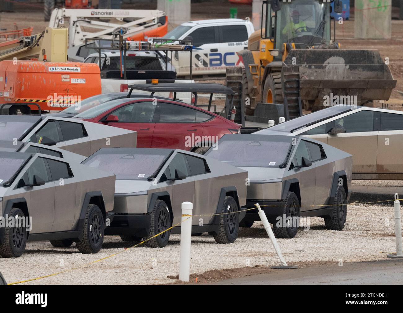 Austin, Texas, Stati Uniti. 13 dicembre 2023. I nuovi Tesla Cybertruck sono parcheggiati fuori dall'enorme fabbrica Tesla nel sud-est di Austin mentre i lavoratori effettuano controlli sulle attrezzature e li allontanano il 13 dicembre 2023, due settimane dopo aver consegnato i primi modelli agli acquirenti VIP in una cerimonia privata. È in corso una massiccia espansione presso lo stabilimento Tesla in Texas, con la costruzione di diversi nuovi edifici. (Immagine di credito: © Bob Daemmrich/ZUMA Press Wire) SOLO USO EDITORIALE! Non per USO commerciale! Foto Stock