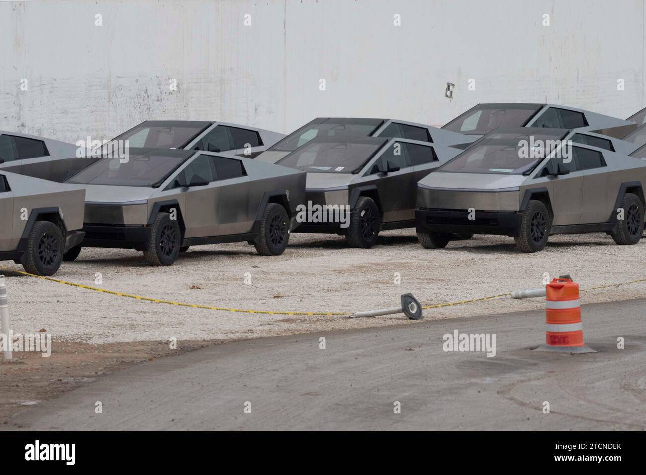 Austin, Texas, Stati Uniti. 13 dicembre 2023. I nuovi Tesla Cybertruck sono parcheggiati fuori dall'enorme fabbrica Tesla nel sud-est di Austin mentre i lavoratori effettuano controlli sulle attrezzature e li allontanano il 13 dicembre 2023, due settimane dopo aver consegnato i primi modelli agli acquirenti VIP in una cerimonia privata. È in corso una massiccia espansione presso lo stabilimento Tesla in Texas, con la costruzione di diversi nuovi edifici. (Immagine di credito: © Bob Daemmrich/ZUMA Press Wire) SOLO USO EDITORIALE! Non per USO commerciale! Foto Stock