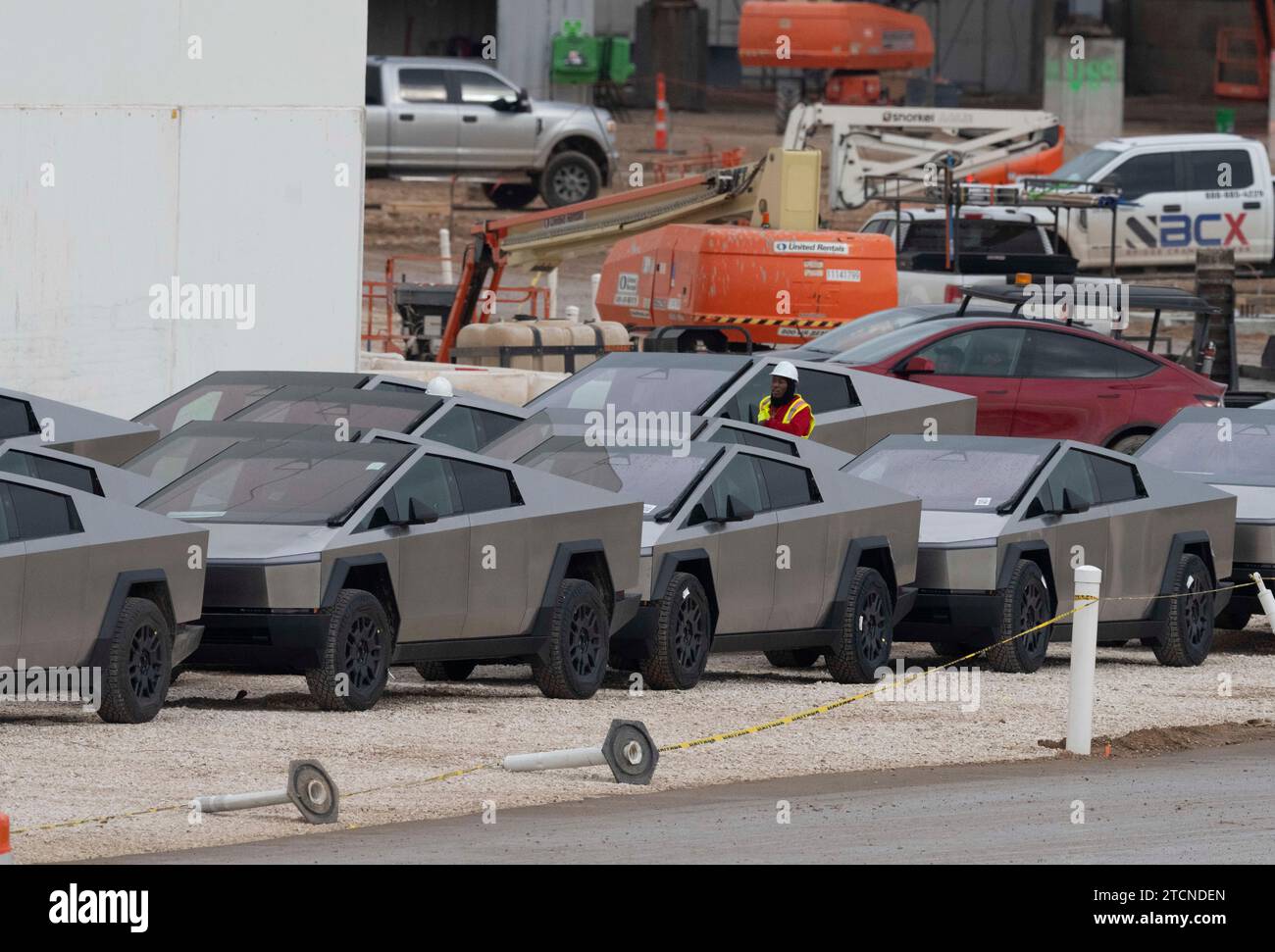 Austin, Texas, Stati Uniti. 13 dicembre 2023. I nuovi Tesla Cybertruck sono parcheggiati fuori dall'enorme fabbrica Tesla nel sud-est di Austin mentre i lavoratori effettuano controlli sulle attrezzature e li allontanano il 13 dicembre 2023, due settimane dopo aver consegnato i primi modelli agli acquirenti VIP in una cerimonia privata. È in corso una massiccia espansione presso lo stabilimento Tesla in Texas, con la costruzione di diversi nuovi edifici. (Immagine di credito: © Bob Daemmrich/ZUMA Press Wire) SOLO USO EDITORIALE! Non per USO commerciale! Foto Stock