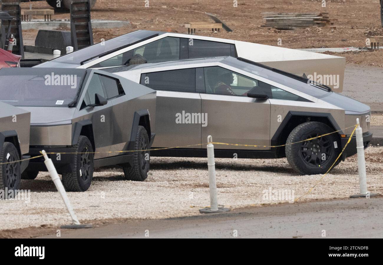 Austin, Texas, Stati Uniti. 13 dicembre 2023. I nuovi Tesla Cybertruck sono parcheggiati fuori dall'enorme fabbrica Tesla nel sud-est di Austin mentre i lavoratori effettuano controlli sulle attrezzature e li allontanano il 13 dicembre 2023, due settimane dopo aver consegnato i primi modelli agli acquirenti VIP in una cerimonia privata. È in corso una massiccia espansione presso lo stabilimento Tesla in Texas, con la costruzione di diversi nuovi edifici. (Immagine di credito: © Bob Daemmrich/ZUMA Press Wire) SOLO USO EDITORIALE! Non per USO commerciale! Foto Stock