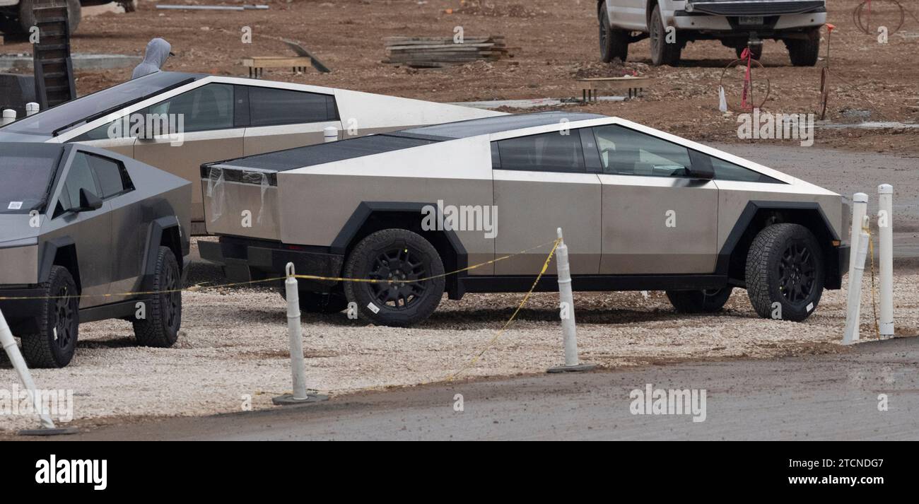 Austin, Texas, Stati Uniti. 13 dicembre 2023. I nuovi Tesla Cybertruck sono parcheggiati fuori dall'enorme fabbrica Tesla nel sud-est di Austin mentre i lavoratori effettuano controlli sulle attrezzature e li allontanano il 13 dicembre 2023, due settimane dopo aver consegnato i primi modelli agli acquirenti VIP in una cerimonia privata. È in corso una massiccia espansione presso lo stabilimento Tesla in Texas, con la costruzione di diversi nuovi edifici. (Immagine di credito: © Bob Daemmrich/ZUMA Press Wire) SOLO USO EDITORIALE! Non per USO commerciale! Foto Stock