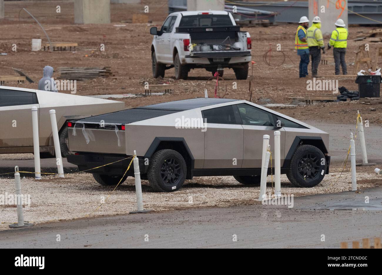 Austin, Texas, Stati Uniti. 13 dicembre 2023. I nuovi Tesla Cybertruck sono parcheggiati fuori dall'enorme fabbrica Tesla nel sud-est di Austin mentre i lavoratori effettuano controlli sulle attrezzature e li allontanano il 13 dicembre 2023, due settimane dopo aver consegnato i primi modelli agli acquirenti VIP in una cerimonia privata. È in corso una massiccia espansione presso lo stabilimento Tesla in Texas, con la costruzione di diversi nuovi edifici. (Immagine di credito: © Bob Daemmrich/ZUMA Press Wire) SOLO USO EDITORIALE! Non per USO commerciale! Foto Stock