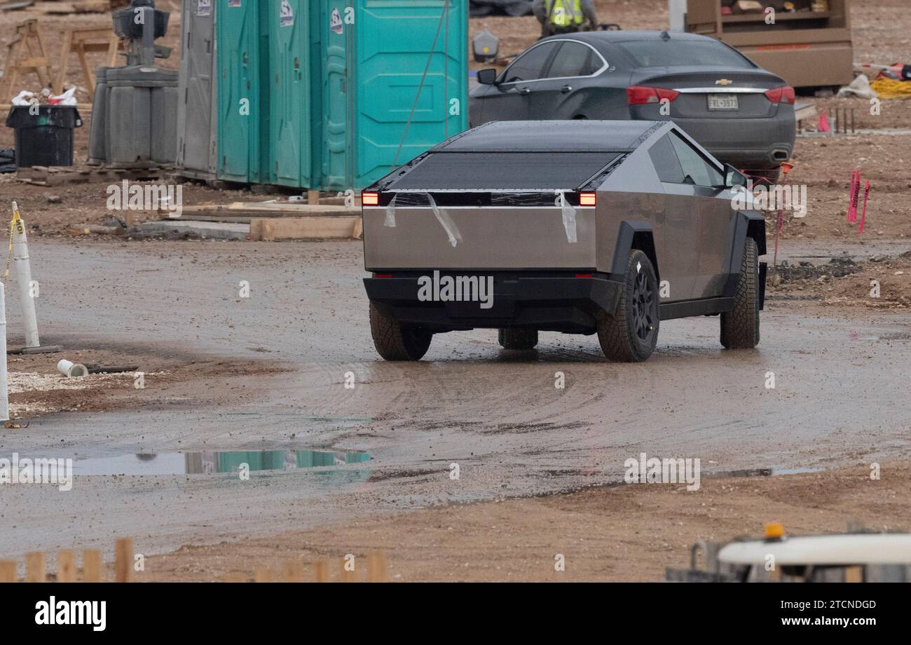 Austin, Texas, Stati Uniti. 13 dicembre 2023. I nuovi Tesla Cybertruck sono parcheggiati fuori dall'enorme fabbrica Tesla nel sud-est di Austin mentre i lavoratori effettuano controlli sulle attrezzature e li allontanano il 13 dicembre 2023, due settimane dopo aver consegnato i primi modelli agli acquirenti VIP in una cerimonia privata. È in corso una massiccia espansione presso lo stabilimento Tesla in Texas, con la costruzione di diversi nuovi edifici. (Immagine di credito: © Bob Daemmrich/ZUMA Press Wire) SOLO USO EDITORIALE! Non per USO commerciale! Foto Stock